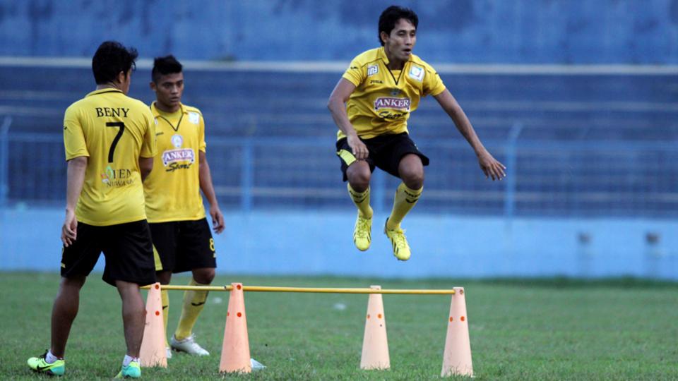 Skuad Arema Cronus kembali berlatih menghadapi Persela Lamongan dalam laga 8 Besar ISL 2014 pada Sabtu (25/10/14), di Stadion Kanjuruhan, Malang.